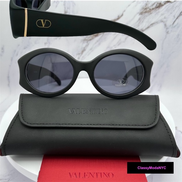 Valentino Accessories - ❌SOLD ❌Valentino New Womens V Logo Sunglasses